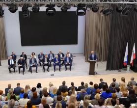 Профессиональных праздник тех, кто наравне с родителями посвящает свою жизнь детям и воспитанию целых поколений