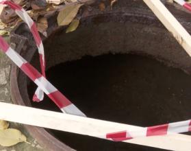 Крышка сдвинулась, когда отец с сыном на руках случайно наступил на нее