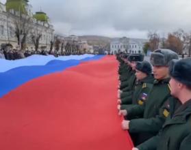 Огромный триколор пронесли по центральной площади города