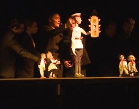 В постановке задействованы 7 актеров и более 20 кукол, система которых была придумана и разработана специально для спектакля