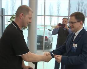 Руководитель Саратовского филиала фонда «Защитники Отечества» Денис Белоусов торжественно вручил Владимиру Афанасьеву ключи от новой машины