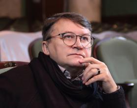 Он уже встретился с коллективом театра, пообщался с артистами, рассказал о творческих планах