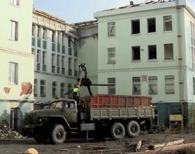 В рамках реконструкции здания железнодорожного вокзала здесь начаты работы по сносу общежития