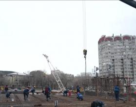 Подрядчик приступил к бетонной заливке пролетов, параллельно на других участках продолжается устройство песчаного основания и армирование плит