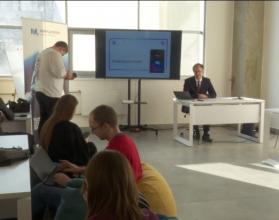 Вместо паспорта QR-код, эксклюзивные сервисы Госуслуг и он в «белом списке», значит, работает даже при массовом отключении мобильного интернета