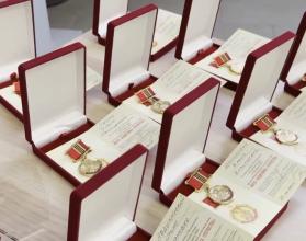 Эта награда была учреждена весной 2025 года по инициативе руководителя Благотворительного фонда по поддержке прав семьи и детей «Неравнодушные сердца» Аллы Фетисовой