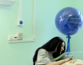 Каждое последнее воскресенье ноября мамы получают в свой адрес теплые поздравления, слова благодарности, а еще признания в любви