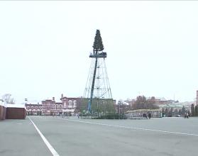 В данный момент здесь монтируется огромный металлический каркас, на котором будет укреплено несколько сотен живых вечнозеленых растений