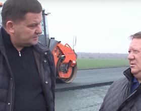 Там вместе с жителями он посмотрел, как преобразился после благоустройства центр города и как идет реализация проекта по строительству объездной дороги