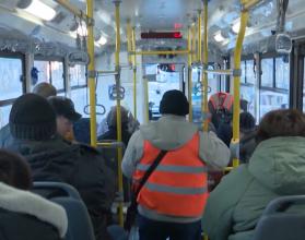 В Саратове и Энгельсе запустили праздничные трамваи и троллейбусы, которые курсируют по улицам