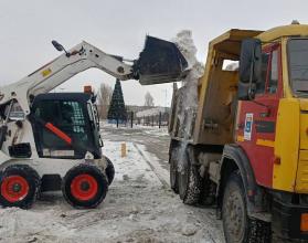 Дорожные и коммунальные службы вышли на городские улицы, чтобы обеспечить безопасность дорожного движения и передвижения пешеходов