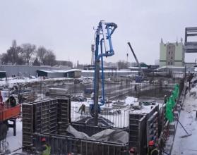 На сегодняшний день ведутся работы по бетонированию фундамента, армированию стен и колонн сооружения