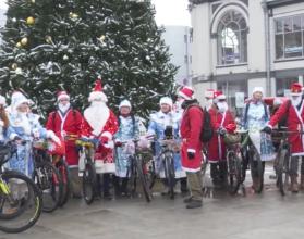 Старик в народной шубе с ворохом презентов и огни на елках зажигает, и на утренниках выступает или дарит сладости на улицах города