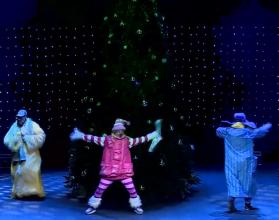 В саратовском ТЮЗе на малой сцене состоялся спектакль для детей из семей участников СВО – праздничная новогодняя интермедия с нарядной елкой и Дедом Морозом