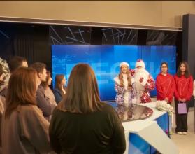 Сотрудников ГТРК «Саратов» с наступающим Новым годом поздравили ученики школы № 54 – участники «Движения Первых»