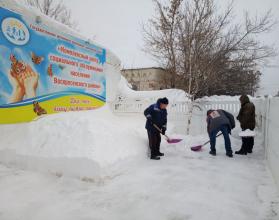 Социальные работники помогают старшему поколению расчищать дворы от снега