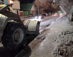 Идет расчистка автотрасс от снега, обработка дорог, где требуется, песчано-соляной смесью