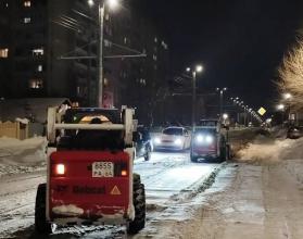 В Саратове ночью городские коммунальные службы вели уборку снега и наледи на улично-дорожной сети