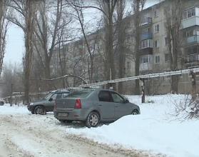 Такие последствия непогоды сейчас наблюдают саратовцы во многих дворах