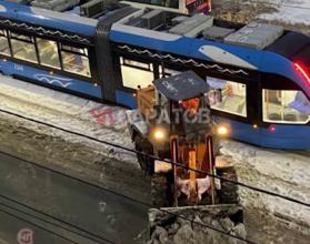 В Заводском районе снегопогрузчик, двигаясь задним ходом, протаранил трамвай № 9