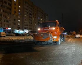В Саратове течение ночи службы благоустройства города устраняли последствия снегопада