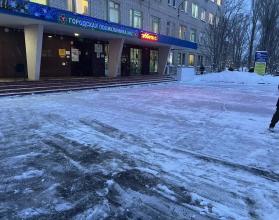 Особое внимание уделяется расчистке подъездов и пешеходных дорожек у медицинских учреждений, чтобы обеспечить беспрепятственный доступ для врачей, пациентов и машин скорой помощи