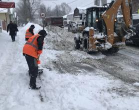 Сегодня днем механизированная уборка дорог регионального значения в черте города ведется по всем четырем транзитным маршрутам