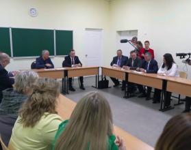 Сейчас образовательное учреждение переполнено, дети учатся в две смены