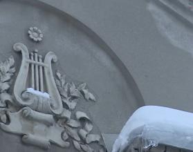 Как только после большого снегопада наступает оттепель или идет сильный дождь, в квартирах начинается ливень