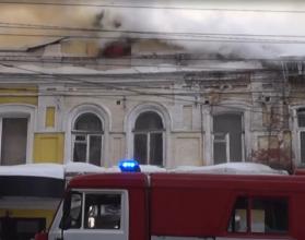 Огонь охватил кровлю двухэтажного жилого дома на Большой Казачьей