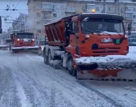 На расчистке улиц Саратова в дневные часы задействовали около 400 единиц техники