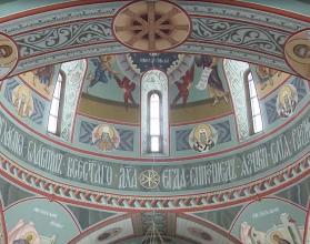 Работу начали еще весной прошлого года, ее выполняли московские мастера стенописной артели