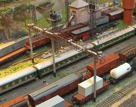 Сергей Фоломкин прокладывает рельсы и возводит миниатюрные станции прямо у себя на чердаке