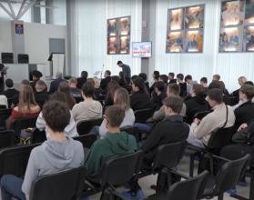 Сразу три художественные выставки появились в галерее второго этажа Дома