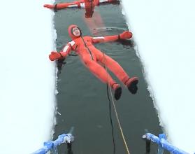 Это необычный вид зимней активности на воде, во время которой человек плавает в специальном гидрокостюме