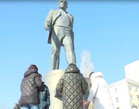 Уже по традиции студенты политеха и профессионально-педагогического колледжа СГТУ имени Гагарина Ю.А. возложили цветы к памятнику на Набережной Космонавтов