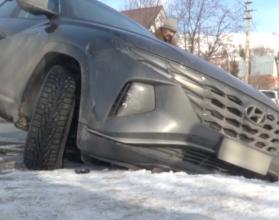 Из-за перепадов температур в асфальте образуются огромные дыры