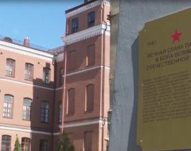 Традиционно в этот день волонтеры и активисты разных движений проводят уборку и приводят в порядок памятные объекты