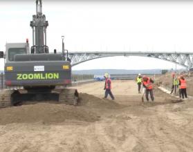 Сейчас ведутся работы в рамках третьего этапа – от моста до пляжа в Затоне