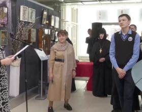 Она знакомит посетителей с православными фолежными иконами, которые были созданы в конце XIX – начале XX века и в Советском союзе.