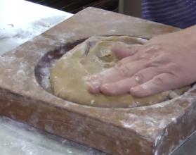 Раньше его называли «медовым хлебом» и готовили с большим количеством меда и пряностей