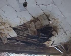 Стены рушатся, начал обваливаться потолок