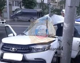 Напротив дома № 19 по улице Чернышевского водитель «Лады Гранты» не справился с управлением и врезался в световую опору