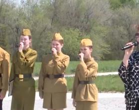 На площадке парка объединились ветераны, очевидцы тех страшных времен и новое поколение, которое чтит память и помнит о подвиге предков