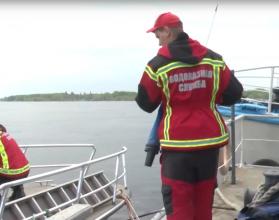 Водолазы областной службы спасения обследуют будущие пляжи региона, чтобы очистить их от мусора и предотвратить возможные ЧП во время купального сезона