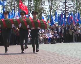 Возлагали цветы, осматривали технику