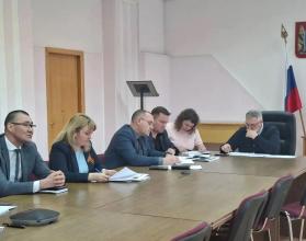 В Пугачевском районе планируют построить ледовую арену и ФОК, в Калининске – новый плавательный бассейн