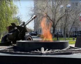 Традиционно накануне 9 мая специалисты чистят и ремонтируют горелки, оценивают состояние коммуникаций