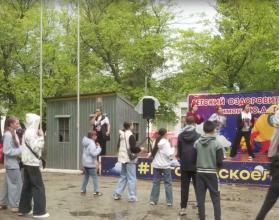Многие выбирают лагеря и школьные площадки
