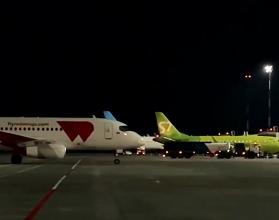 Первый самолет по сложившейся авиационной традиции на перроне встретили водной аркой из пожарных машин аэродрома